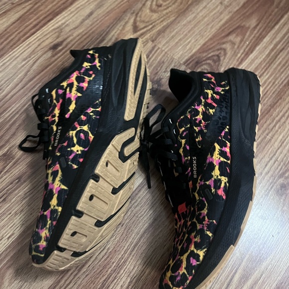 Brooks launch 9 Women's Vibrant Leopard Sneakers - Picture 4 of 10